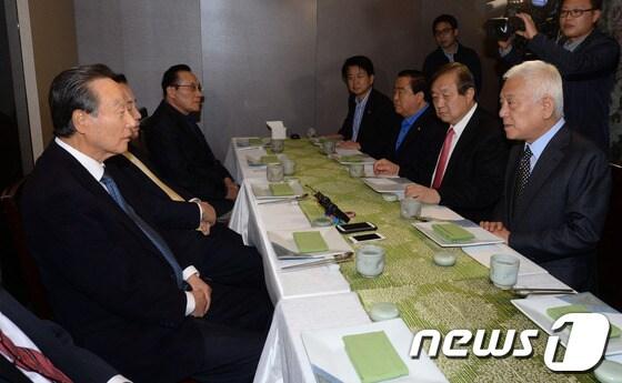 본문 이미지 - 김한길 민주당 대표가 26일 오후 서울 여의도의 한 식당에서 열린 상임고문단과의 만찬에서 권노갑 상임고문&#40;왼쪽&#41;과 대화 나누고 있다. 2013.10.26/뉴스1 © News1 양동욱 기자