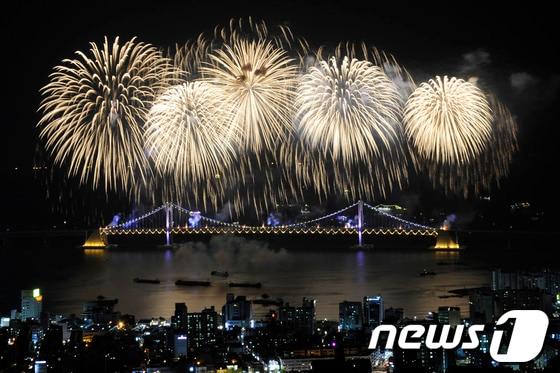 본문 이미지 - 제9회 부산불꽃축제가 열린 26일 오후 부산 광안리해수욕장에서 광안대교를 배경으로 화려한 불꽃쇼가 펼쳐지고 있다. 2013.10.26/뉴스1 © News1 전혜원 기자