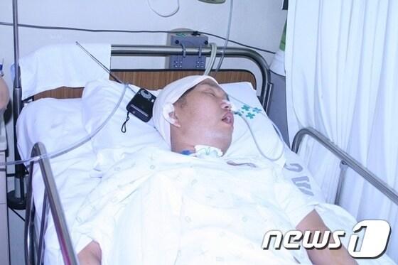 본문 이미지 - 2008년 3월 경주마를 훈련 시키던 중 낙마해 5년 7개월 동안 투병 생활 중인 박종덕 마필관리사. (마필관리사노동조합 제공)© News1 