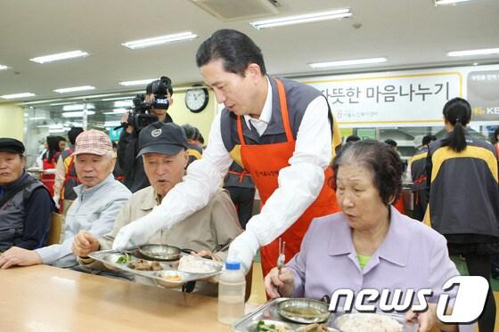 본문 이미지 - KB금융그룹은 9월 27일 그룹 창립5주년 기념식을 마친 후 임영록 회장(가운데), 이건호 KB국민은행장 등 KB금융그룹 사장단 및 지주사 임원 전원이 참여한 가운데 서울시 종로구 경운동에 위치한 서울노인복지센터에서 무료급식 봉사활동인 'KB금융그룹과 함께하는 따뜻한 마음 나누기행사' 를 펼쳤다.© News1  