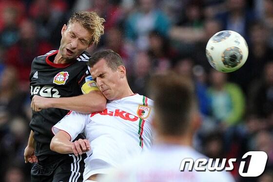 본문 이미지 - 레버쿠젠의 지몬 롤페스(왼쪽)와 아우크스부르크의 아르카디우스 밀리크가 26일(현지시간) 독일 레버쿠젠 바이아레나에서 열린 분데스리가 1부리그 레버쿠젠-아우크스부르크 경기에서 볼 다툼을 하고 있다. © AFP=News1  