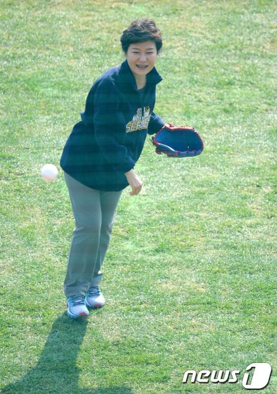 본문 이미지 - 박근혜 대통령이 27일 오후 서울 잠실야구장에서 열린 '2013 한국야쿠르트 세븐 프로야구' 한국시리즈 3차전 두산베어스와 삼성라이온즈의 경기에 앞서 시구를 하고 있다. 2013.10.27/뉴스1 © News1   이동원 기자