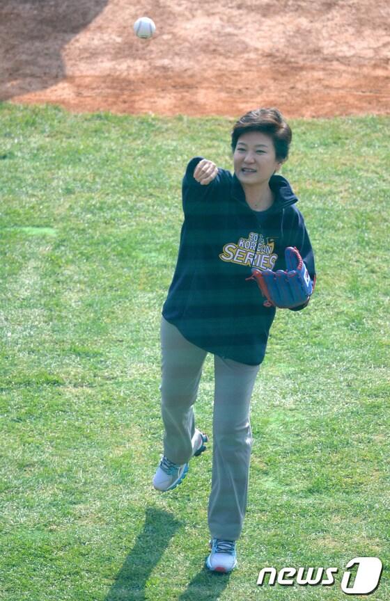 본문 이미지 - 박근혜 대통령이 27일 오후 서울 잠실야구장에서 열린 '2013 한국야쿠르트 세븐 프로야구' 한국시리즈 3차전 두산베어스와 삼성라이온즈의 경기에 앞서 시구를 하고 있다. 2013.10.27/뉴스1 © News1   이동원 기자