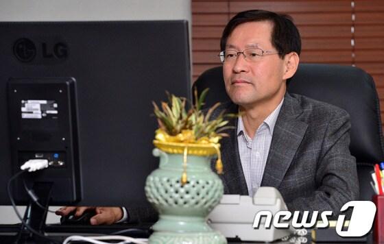 본문 이미지 - 신임 검찰총장으로 내정된 김진태 전 대검차장이 27일 서울 강남구 역삼동 김 후보가 변호사 사무실에서 업무를 보고 있다. 2013.10.27/뉴스1 © News1   손형주 기자