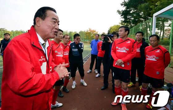 본문 이미지 - 국회의원 보궐선거 화성갑에 출마한 새누리당 서청원 후보가 27일 오후 화성시 송산동 화산체육공원에서 조기축구회원들과 인사를 나누고 있다. 2013.10.27/뉴스1 © News1   최영호 기자