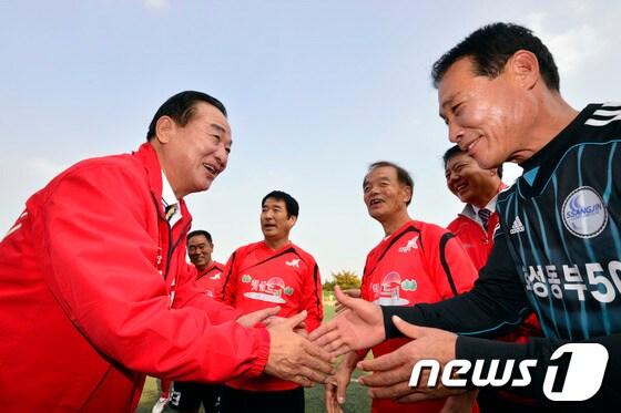 본문 이미지 - 국회의원 보궐선거 화성갑에 출마한 새누리당 서청원 후보가 27일 오후 화성시 송산동 화산체육공원에서 조기축구회원들과 인사를 나누고 있다. 2013.10.27/뉴스1 © News1 최영호 기자