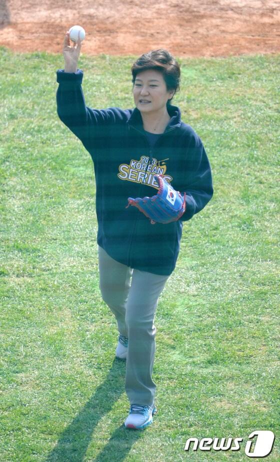 본문 이미지 - 박근혜 대통령이 27일 오후 서울 잠실야구장에서 열린 &#39;2013 한국야쿠르트 세븐 프로야구&#39; 한국시리즈 3차전 두산베어스와 삼성라이온즈의 경기에 앞서 시구를 하고 있다. 2013.10.27/뉴스1 © News1   이동원 기자
