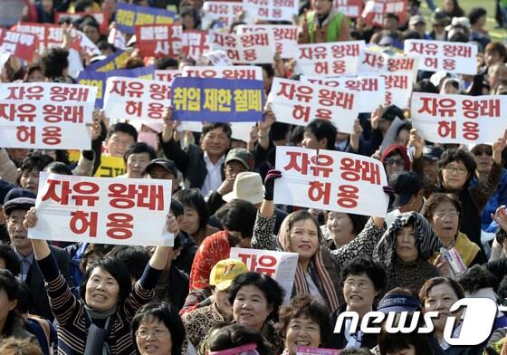 본문 이미지 - 27일 오후 서울광장에서 열린 고려인 동포·중국 동포 포용을 위한 대축제에서 참석자들이 축하공연을 보며 즐거워하고 있다. 서울조선족교회, 중국동포교회 등의 주최로 열린 이번 축제에서 참석자들은 동포들의 취업 제한 철폐, 자유 왕래 허용, 입국 규제 해제 등을 주장했다. 2013.10.27/뉴스1 © News1 안은나 기자