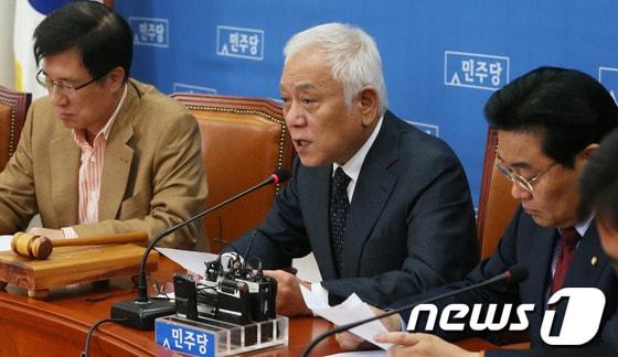 본문 이미지 - 김한길 민주당 대표가 27일 서울 여의도 국회에서 열린 긴급 최고위원회의에서 의사봉을 두드리고 있다. 김 대표는 이날 회의에서 박근혜 대통령을 향해 국가정보원과 군 사이버사령부, 보훈처 등 국가기관의 대선개입 의혹에 대한 책임을 지고 사과할 것을 요구했다. 2013.10.27/뉴스1 © News1   송원영 기자