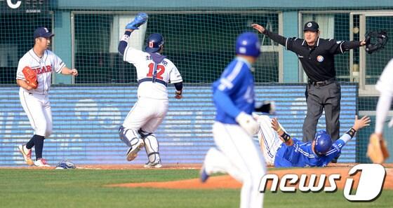 본문 이미지 - '2013 한국야쿠르트 세븐 프로야구' 한국시리즈 3차전 두산베어스와 삼성라이온즈의 경기가 27일 서울 잠실야구장에서 열렸다.삼성 4회초 공격 1사 만루 상황 이지영의 희생플라이 때 3루주자 최형우가 홈을 밟으며 득점성공하고 있다. 2013.10.27/뉴스1 © News1   이동원 기자