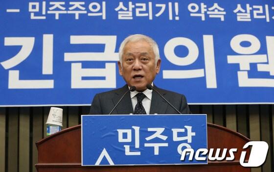 본문 이미지 - 김한길 민주당 대표가 27일 서울 여의도 국회에서 열린 긴급 의총에서 발언을 하고 있다. 김 대표는 이날 의총에서 고&#40;故&#41; 박정희 전 대통령 34주기 추도식에서의 손병두 박정희대통령기념재단 이사장 발언과 관련, 