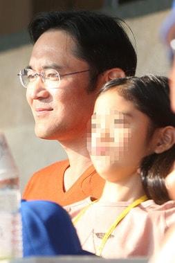 본문 이미지 - 이재용 삼성전자 부회장이 27일 오후 서울 잠실야구장에서 열린 2013 프로야구 한국시리즈 3차전 두산 베어스와 삼성 라이온즈의 경기를 관람하고 있다. 2013.10.27 머니투데이/뉴스1 © News1   (서울=뉴스1)