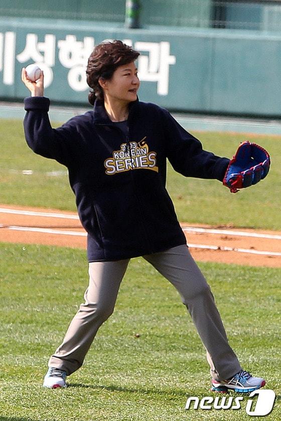 본문 이미지 - 박근혜 대통령이 27일 오후 서울 잠실야구장에서 열린 '2013 한국야쿠르트 세븐 프로야구' 한국시리즈 3차전 두산베어스와 삼성라이온즈의 경기에 앞서 시구를 하고 있다. 2013.10.27/뉴스1  © News1   (서울=뉴스1)