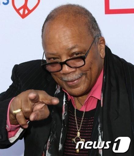 본문 이미지 - 미국 팝 음악계의 거장으로 작곡가, 제작자, 음반사 경영자 등으로 활동  중인 퀸시 존스.. © AFP=뉴스1  