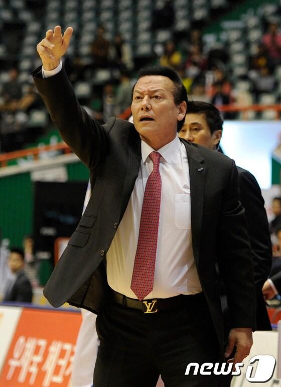 본문 이미지 - 김동광 한국 농구대표팀 감독. 2013.10.27/뉴스1