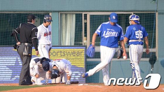 본문 이미지 - '2013 한국야쿠르트 세븐 프로야구' 한국시리즈 3차전 두산베어스와 삼성라이온즈의 경기가 27일 서울 잠실야구장에서 열렸다.두산 7회말 공격 1사 상황 홍성흔이 삼성 장원삼의 몸쪽 공을 피하다 다리 부상을 당하고 있다. 2013.10.27/뉴스1 © News1   이동원 기자