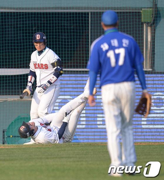 본문 이미지 - 국내 프로야구 경기 중 선수가 허벅지에 고통을 느끼며 쓰러지고 있다. 2013.10.27/뉴스1