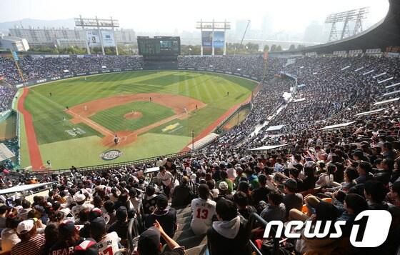 본문 이미지 - 27일 오후 서울 잠실야구장에서 열린 2013 프로야구 한국시리즈 3차전 두산 베어스와 삼성 라이온즈의 경기에서 관중석이 가득 차 있다. 2013.10.27 머니투데이/뉴스1  © News1   