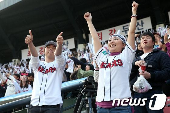 본문 이미지 - 27일 오후 서울 잠실야구장에서 열린 2013 프로야구 한국시리즈 3차전 두산 베어스와 삼성 라이온즈의 경기에서 두산 팬들이 열띤 응원을 펼치고 있다. 2013.10.27 머니투데이/뉴스1  © News1   