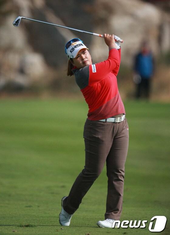 본문 이미지 - 27일 영종도 스카이72 골프장에서 열린 KB금융 STAR 챔피언십 FR에서 박인비 선수가 7번홀 아이언샷을 날리고 있다. (KLPGA 제공) 2013.10.27/뉴스1 © News1   