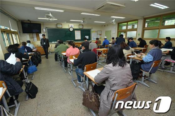 본문 이미지 - 한국산업인력공단&#40;이사장 송영중&#41;이 27일 전국 140개 시험장에서 시행한 제24회 공인중개사 자격시험에 9만8982명이 응시했다. 사진은 서울디자인고등학교에서 자격시험을 치르고 있는 수험생들. &#40;산업인력공단 제공&#41; © News1 