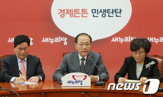 본문 이미지 - 황우여 새누리당 대표가 28일 서울 여의도 국회에서 열린 최고위원회의에서 모두 발언을 하고 있다. 황 대표는 이날 회의에서 국가기관 대선 개입 의혹 사건이 확산되고 있는 것과 관련, 