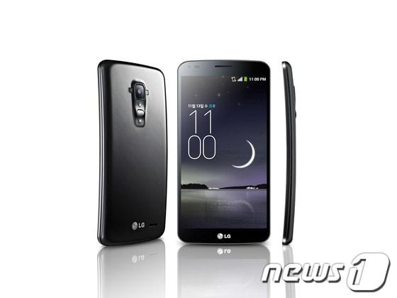 본문 이미지 - LG전자가 커브드 스마트폰 ‘LG G 플렉스(Flex)’의 주요 사양과 디자인을 공개했다.(LG전자 제공)  © News1 
