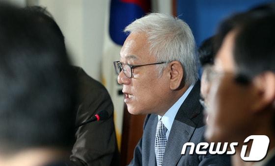 본문 이미지 - 김한길 민주당 대표가 28일 오전 서울 여의도 국회에서 열린 최고위원회의에서 모두발언을 하고 있다. 김 대표는 박근혜 대통령의 신임 검찰총장 인선과 검찰 &#39;국가정보원 댓글사건 특별수사팀&#39; 팀장에 &#39;공안통&#39;으로 알려진 이정회 수원지검 형사1부장검사이 임명된 것과 관련, 