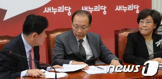 본문 이미지 - 황우여 새누리당 대표와 최경환 원내대표가 28일 서울 여의도 국회에서 열린 최고위원회의에서 대화를 하고 있다. 황 대표는 이날 회의에서 국가기관 대선 개입 의혹 사건이 확산되고 있는 것과 관련, 