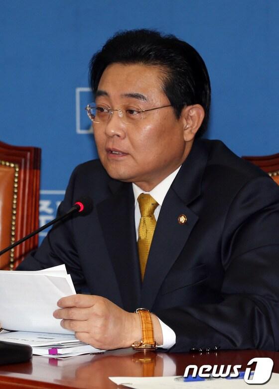 본문 이미지 - 전병헌 민주당 원내대표가 28일 오전 서울 여의도 국회에서 열린 최고위원회의에서 모두발언을 하고 있다. 2013.10.28/뉴스1 © News1 허경 기자