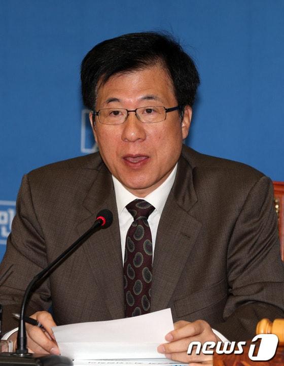 본문 이미지 - 신경민 민주당 최고위원이 28일 오전 서울 여의도 국회에서 열린 최고위원회의에서 발언을 하고 있다. 2013.10.28/뉴스1 © News1 허경 기자