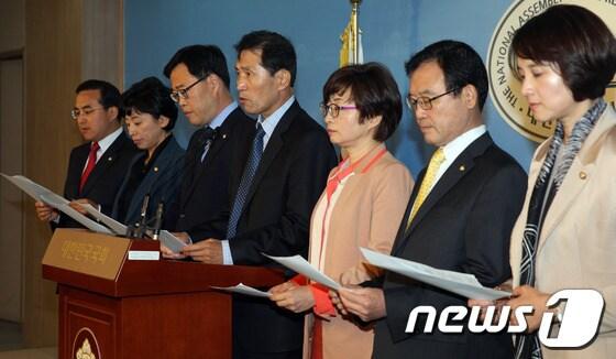 본문 이미지 - 민주당 초선의원들이 28일 오전 서울 여의도 국회 정론관에서 기자회견을 열고 2012년 대선은 총제적 신관권·부정선거를 주장하며 박근혜 대통령의 결자해지를 촉구하고 있다. 2013.10.28/뉴스1 © News1 허경 기자