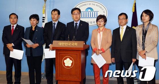 본문 이미지 - 민주당 초선의원들이 28일 오전 서울 여의도 국회 정론관에서 기자회견을 열고 2012년 대선은 총제적 신관권·부정선거를 주장하며 박근혜 대통령의 결자해지를 촉구하고 있다. 2013.10.28/뉴스1 © News1   허경 기자