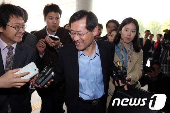 본문 이미지 - 김진태 신임 검찰총장 내정자가 28일 오전 서초동 서울고등검찰청에 마련된 인사청문 준비팀 사무실로 출근하며 취재진에게 웃으며 인사하고 있다. © News1 한재호 기자