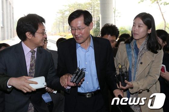 본문 이미지 - 김진태 신임 검찰총장 내정자가 28일 오전 서초동 서울고등검찰청에 마련된 인사청문 준비팀 사무실로 출근하며 취재진의 질문을 받고 있다. 2013.10.28/뉴스1 © News1 한재호 기자