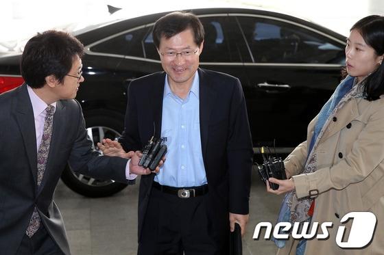 본문 이미지 - 김진태 신임 검찰총장 내정자가 28일 오전 서초동 서울고등검찰청에 마련된 인사청문 준비팀 사무실로 출근하고 있다. 2013.10.28/뉴스1 © News1 한재호 기자