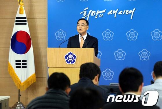 본문 이미지 - 정홍원 국무총리가 28일 오전 정부서울청사에서 &#39;경제와 현안 문제에 대한 국민 여러분께 드리는 말씀&#39;이라는 대국민 담화를 발표, 각종 민생 법안을 조속하게 처리해줄것을 정치권 등에 촉구하고 있다.현 정부 들어 총리가 대국민 담화를 발표한 것은 이번이 처음이다.2013.10.28/뉴스1 © News1   이광호 기자