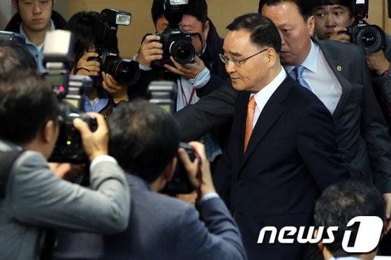 본문 이미지 - 정홍원 국무총리가 28일 오전 정부서울청사에서 '경제와 현안 문제에 대한 국민 여러분께 드리는 말씀'이라는 대국민 담화 발표를 마친뒤 브리핑룸을 나서고 있다.현 정부 들어 총리가 대국민 담화를 발표한 것은 이번이 처음이다.2013.10.28/뉴스1 © News1 이광호 기자