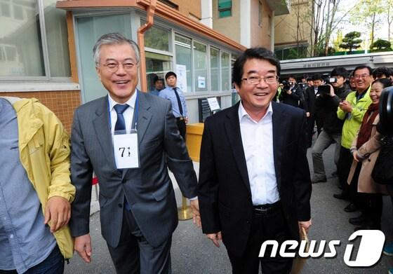 본문 이미지 - 안도현 시인 참여재판이 열린 28일 오전 전북 지방법원 1호 법정 앞에서 문재인 의원과 안도현 시인이 인사를 하고 있다.안 시인은 지난해 12월 자신의 트위터에 당시 박근혜 새누리당 대선 후보가 안중근 유목&#40;보물 제569-4호&#41;을 소장하고 있다는 내용을 자신의 트위터에 올려 공직선거법 위반으로 기소됐다.2013.10.28/뉴스1 © News1 김대웅 기자