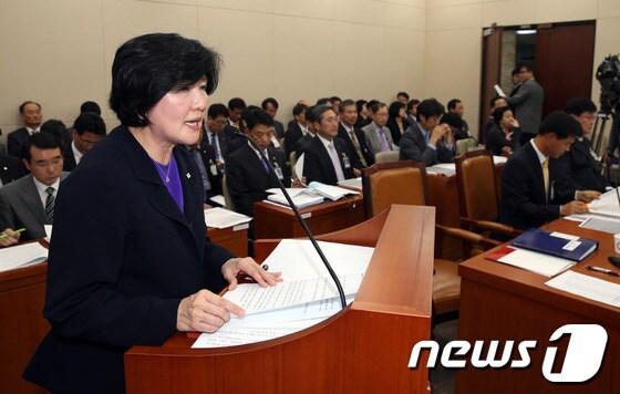 본문 이미지 - 유중근 대한적십자사 총재가 28일 오전 서울 여의도 국회 보건복지위원회에서 열린 대한적십자사, 한국보건복지정보개발원, 한국장애인개발원 국정감사에서 업무보고를 하고 있다. 2013.10.28/뉴스1 © News1 허경 기자