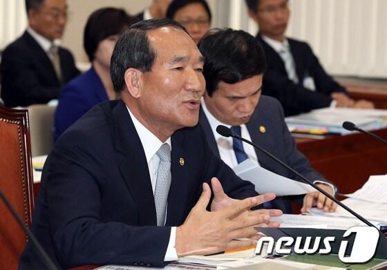 본문 이미지 - 박승춘 국가보훈처장이 28일 오전 서울 여의도 국회 정무위원회에서 열린 국민권익위원회, 국가보훈처 등에 대한 국정감사에서 의원들의 질의에 답변하고 있다. 2013.10.28/뉴스1 © News1 허경 기자