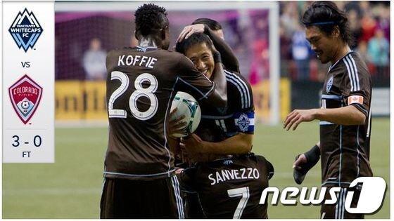 본문 이미지 - 밴쿠버 화이트캡스의 이영표&#40;36&#41;가 28일&#40;한국시간&#41; 캐나다 밴쿠버 BC 플레이스 스타디움에서 열린 콜로라도 라피즈와의 2013 미국메이저리그사커&#40;MLS&#41; 최종전에 페널티킥을 성공시킨 카밀로에게 볼을 넘겨받고 동료들과 기뻐하고 있다&#40;밴쿠버 화이트캡스 홈페이지 캡쳐&#41;.© News1