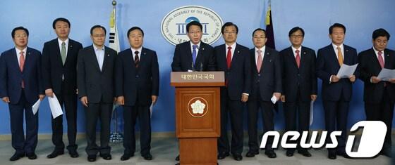 본문 이미지 - 김상훈, 이현재, 이채익, 염동열, 성완종, 김종태, 이장우, 김한표 등 새누리당 초선의원들이 28일 서울 여의도 국회 정론관에서 민주당 초선의원들의 국정원 대선 개입 사건에 대한 전면적 특검과 내각 총사퇴 요구에 대해 반박 기자회견을 하고 있다. 2013.10.28/뉴스1 © News1 송원영 기자