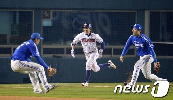 본문 이미지 - '2013 한국야쿠르트 세븐 프로야구' 한국시리즈 4차전 정수빈이 1회말 1사 후 내야 번트를 댄 후 1루에 쇄도하는 모습. 2013.10.28/뉴스1 © News1   이동원 기자