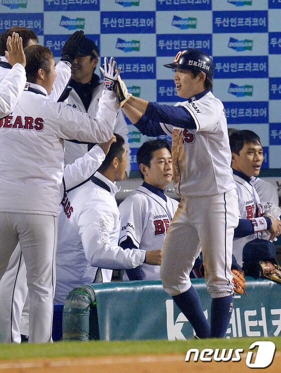 본문 이미지 - '2013 한국야쿠르트 세븐 프로야구' 한국시리즈 6차전 두산 1번 타자로 나서는 정수빈. © News1   이동원 기자