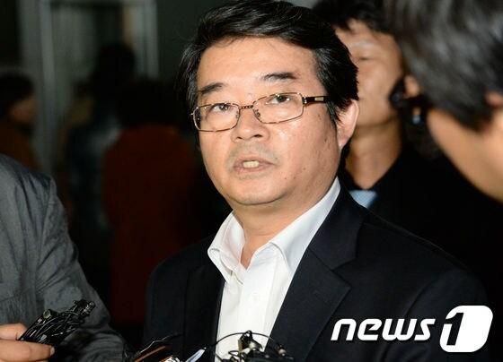 본문 이미지 - 안도현 시인&#40;52&#41;이 지난달 28일 국민참여재판을 마친 직후 기자들에게 소감을 밝히고 있다. 이날 오전 11시께 시작된 재판은 자정이 다 돼 마무리됐다. 이날로 예정돼 있던 판결 선고는 다음달 7일로 연기됐다. © News1   박효익 기자