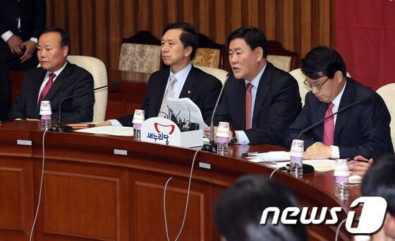 본문 이미지 - 최경환 새누리당 원내대표가 29일 오전 서울 여의도 국회에서 열린 국감종반대책회의에서 모두발언을 하고 있다. 최 원내대표는 정홍원 국무총리의 대국민 담화와 관련, 