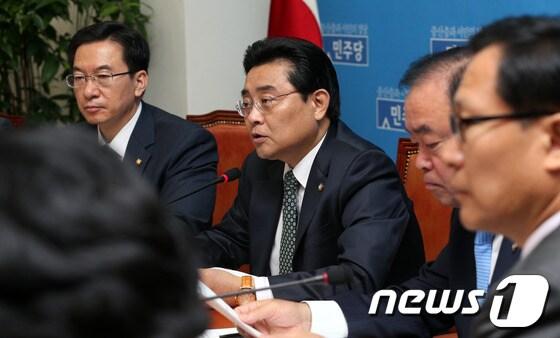 본문 이미지 - 전병헌 민주당 원내대표가 29일 오전 서울 여의도 국회에서 열린 24시 비상국회 운영본부-정무위 연석회의에서 모두발언을 하고 있다. 전 원내대표는 정홍원 국무총리의 대국민담화와 관련, 