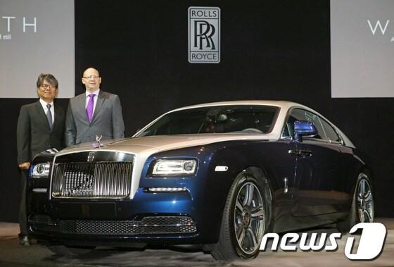 본문 이미지 - 롤스로이스모터카가 29일 오전 서울 그랜드하얏트호텔에서 팬텀, 고스트에 이은 세번째 모델 '레이스'(Wraith)를 출시, 차량을 선보이고 있다. 8단계 ZF변속기과 6.6리터 12기통 엔진을 장착해 624마력을 자랑하며, 1,500rpm에서 81.67kg·m 토크의 힘을 발휘하는 '레이스'의 판매 시작가격은 3억9천만원(VAT포함)이다. 2013.10.29 머니투데이/뉴스1  © News1   (서울=뉴스1)