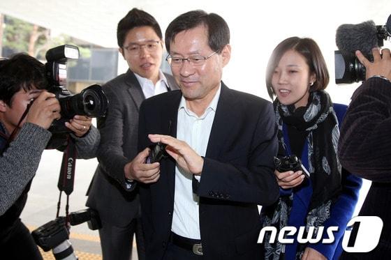 본문 이미지 - 김진태 검찰총장 내정자가 국회 인사청문회 준비를 위해 29일 오전 서울 서초동 서울고등검찰청에 마련된 사무실로 출근하고 있다./뉴스1 © News1 이광호 기자